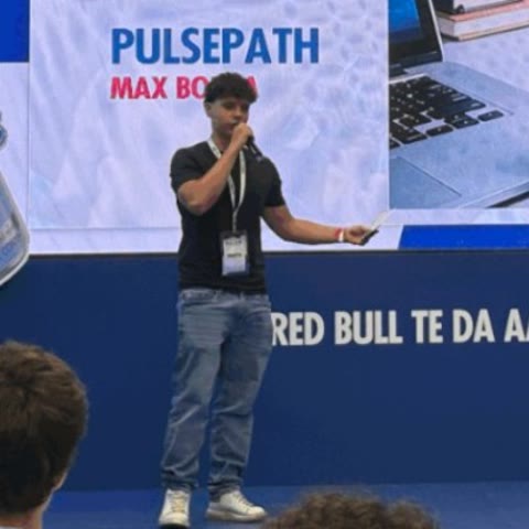 Max Borra Palau presentando PulsePath en la final nacional de Red Bull Basement, en València
