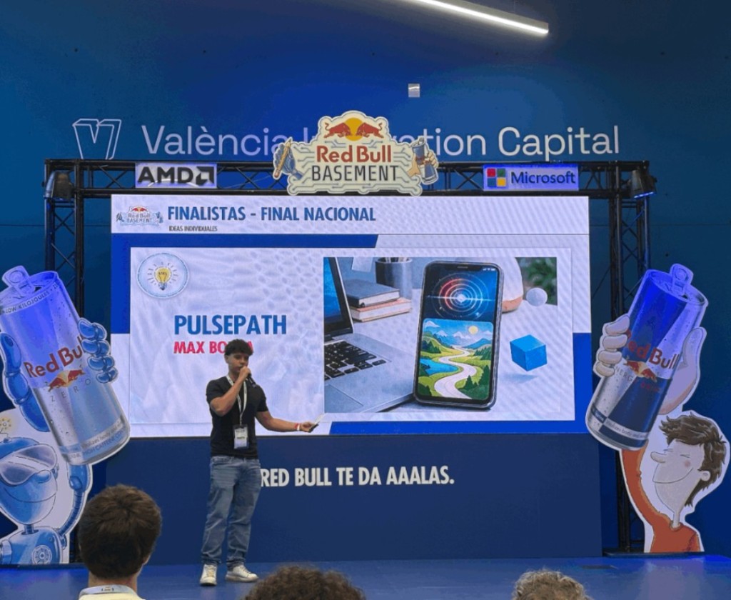 Max Borra Palau presentando PulsePath en la final nacional de Red Bull Basement, en València